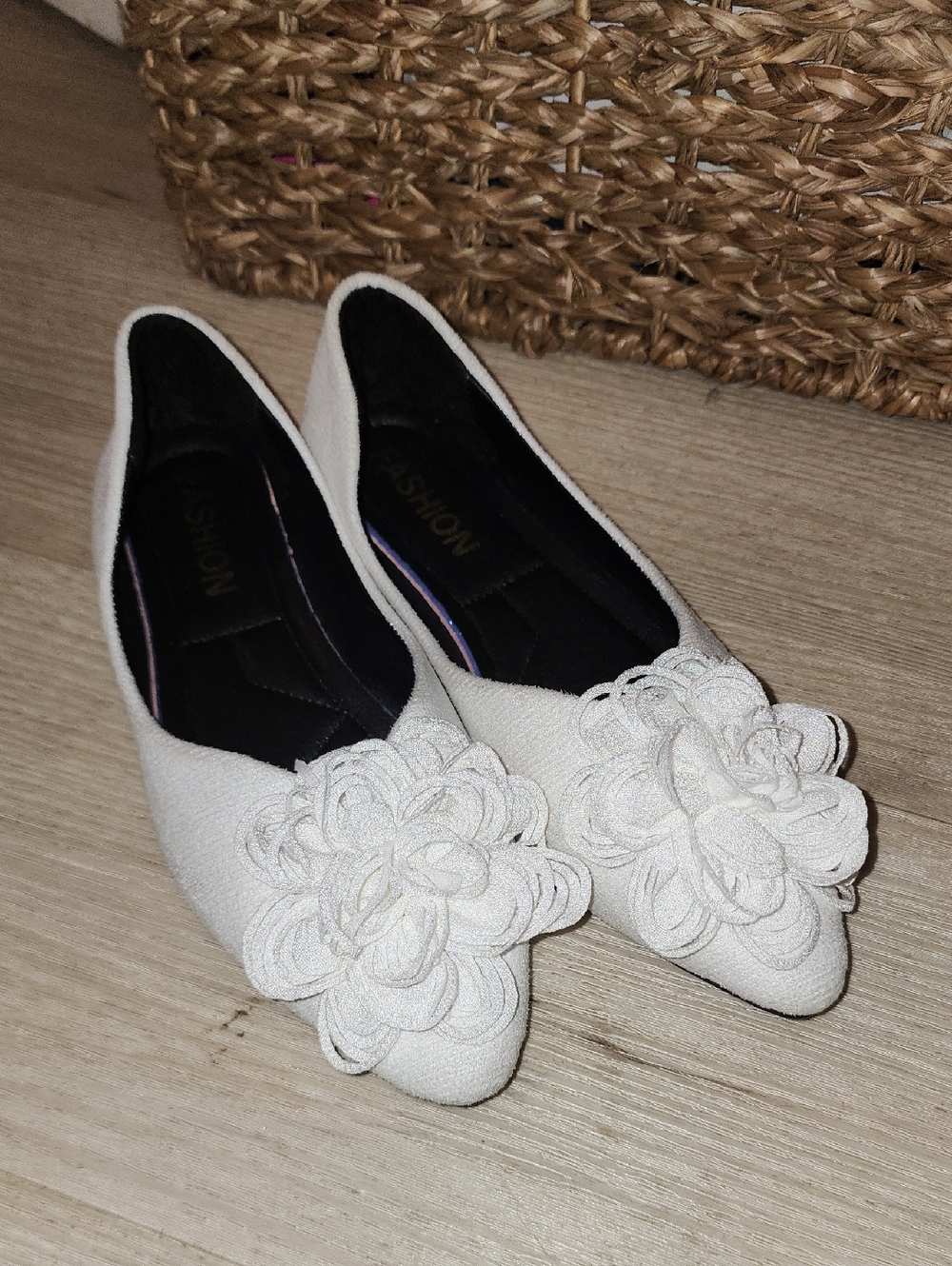 Women's Pointed Toe Floral Applique Flats - White